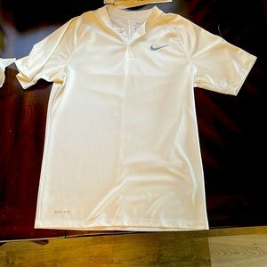 Small blade collar Nike golf shirt